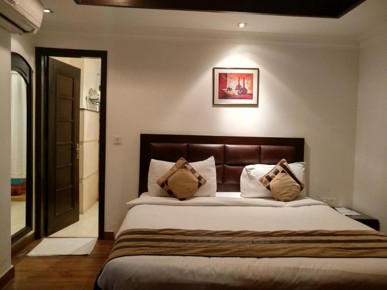 Hotel Aaron Castle New Delhi Exterior photo